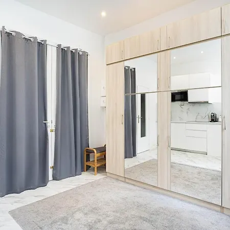 Modern Next To Roland Garros Stadium Parijs