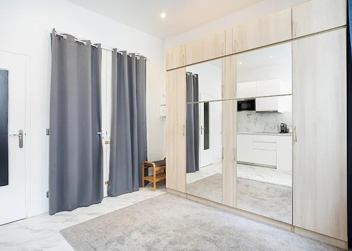 Modern Next To Roland Garros Stadium París